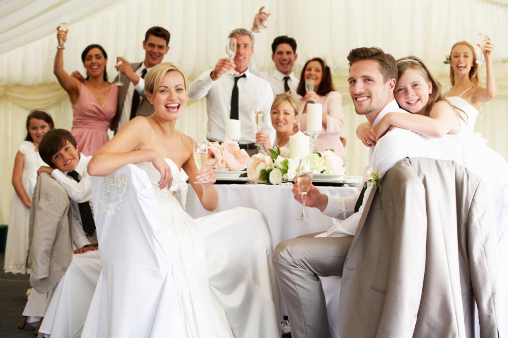 Свадебный стол с гостями