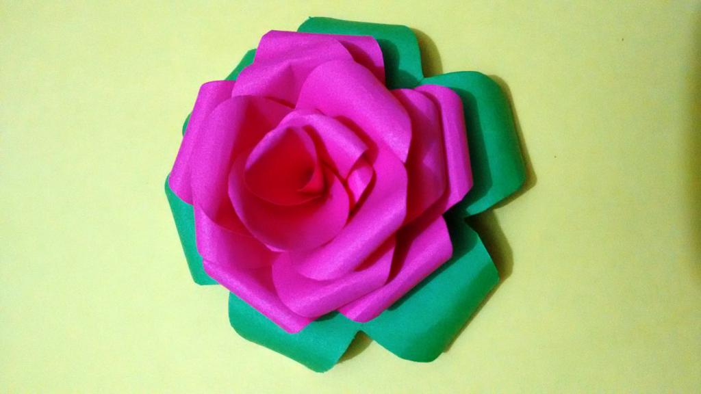 Роза из цветной бумаги