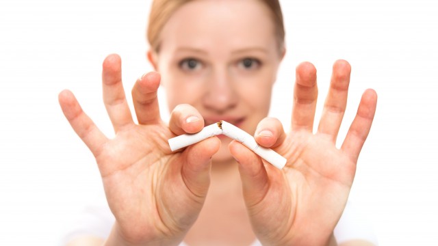 Курение способствует пожелтению зубов