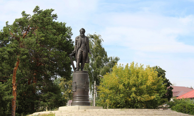 Памятник Шишкину в Елабуге
