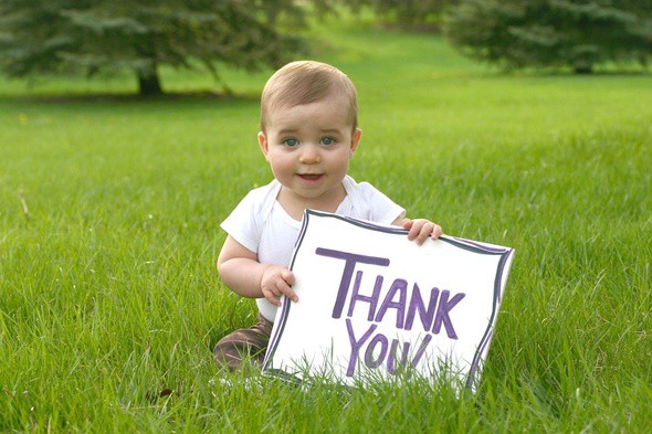 ребенок и надпись "спасибо"