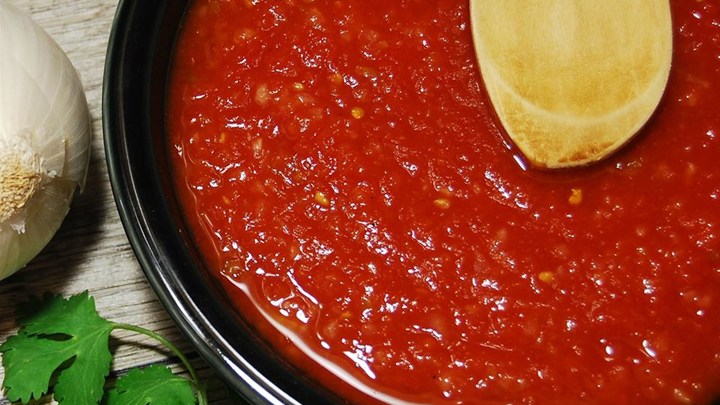 томатный соус и лук