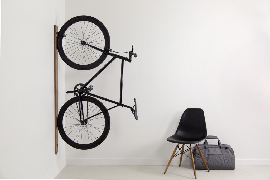 велосипед на стене