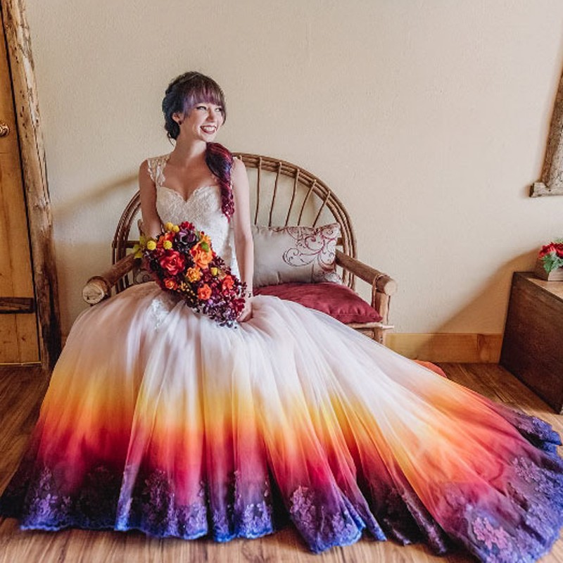Цветные пышные свадебные платья