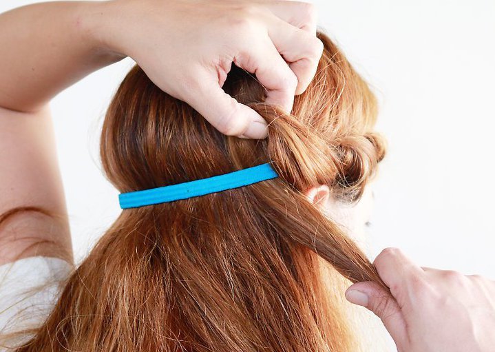 Как завязывать резинку которая закручивает волосы