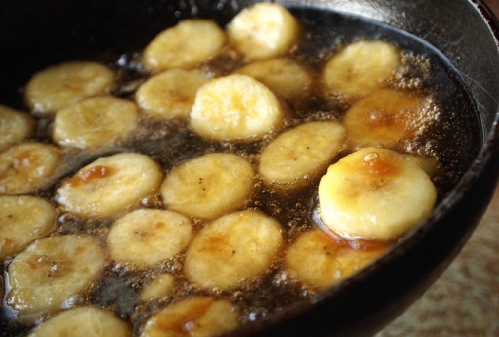 Жареные бананы на сковороде в карамели пошагово с фото