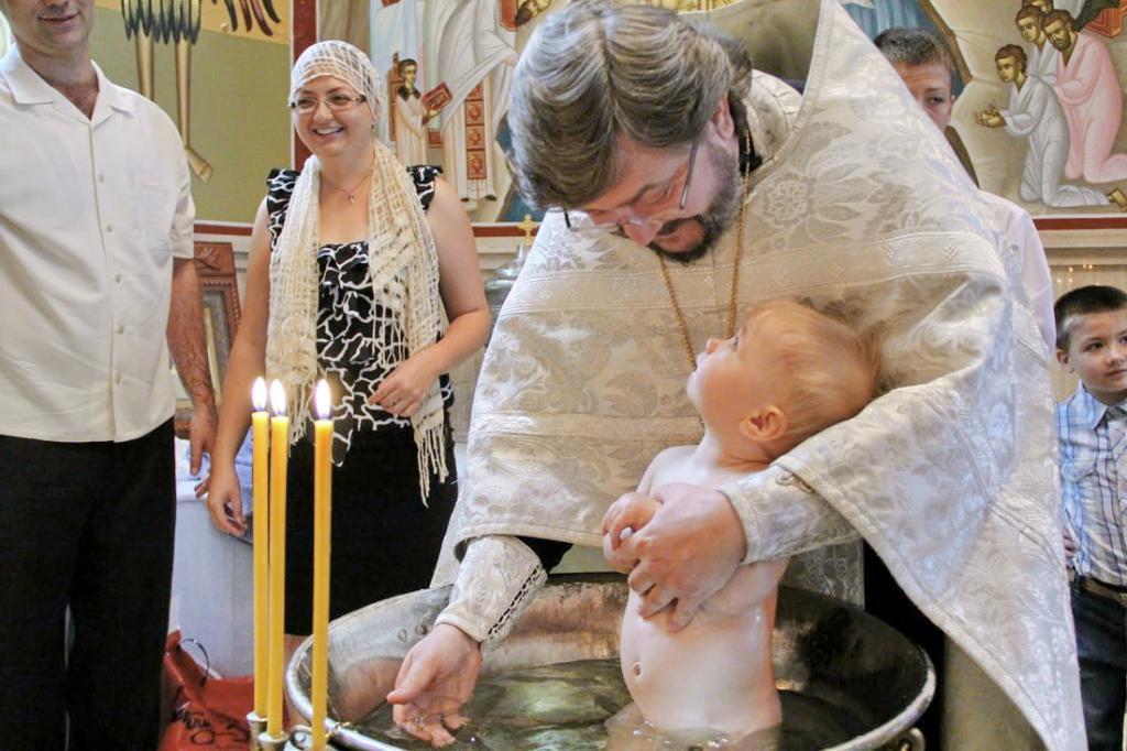 Крестят ребенка