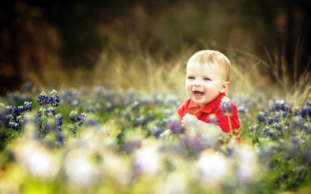 Ребенок и цветы