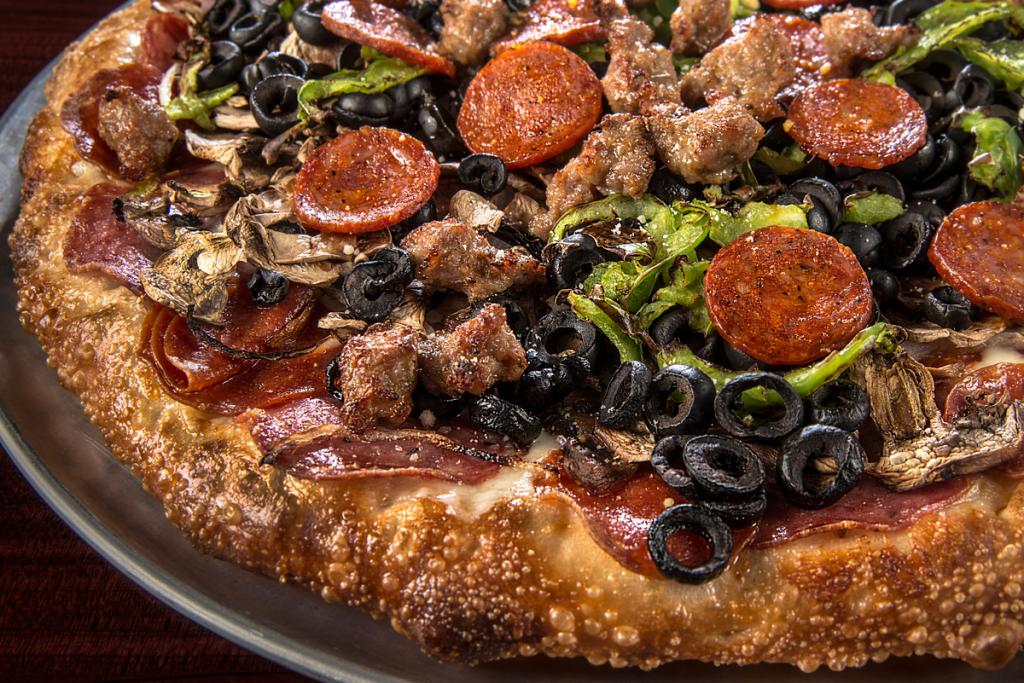 Пицца с колбасой и грибами