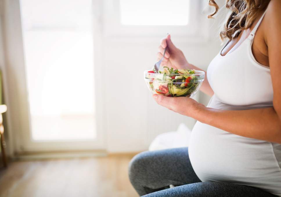 Беременная женщина ест здоровую пищу