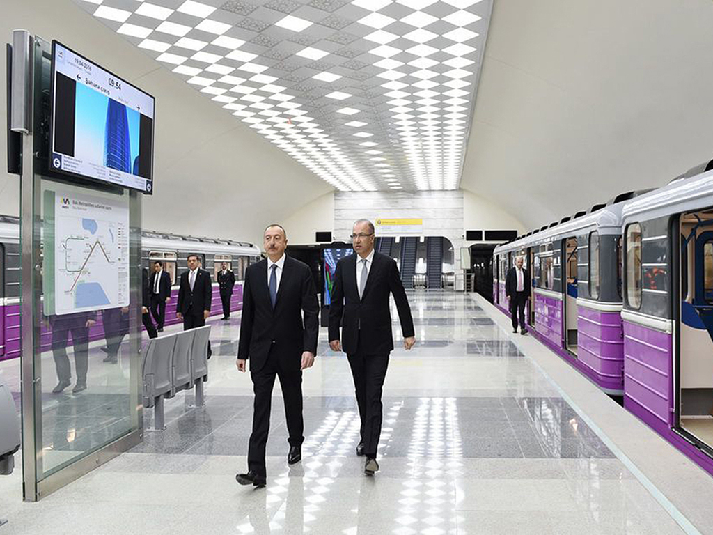 Президент Азербайджана Ильхам Алиев на станции новой ветки Бакинского метро