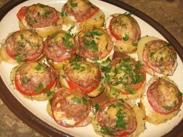 Запеченный картофель с томатом