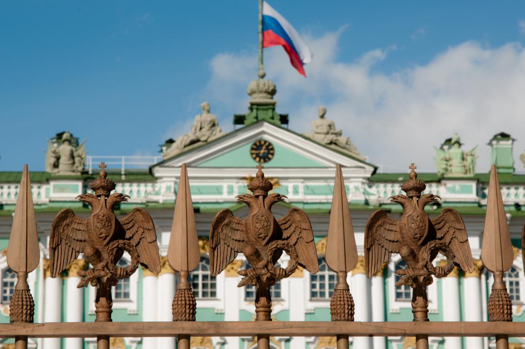 Флаг России на здании