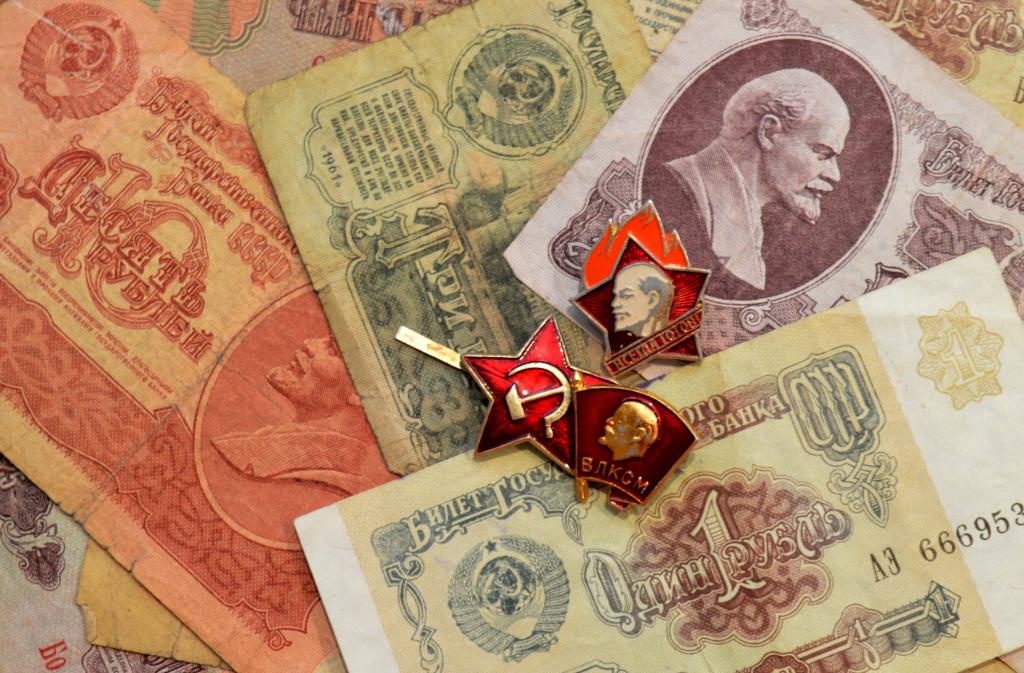 Советские рубли и значки