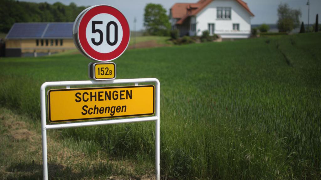 Знак расстояния до Шенгена