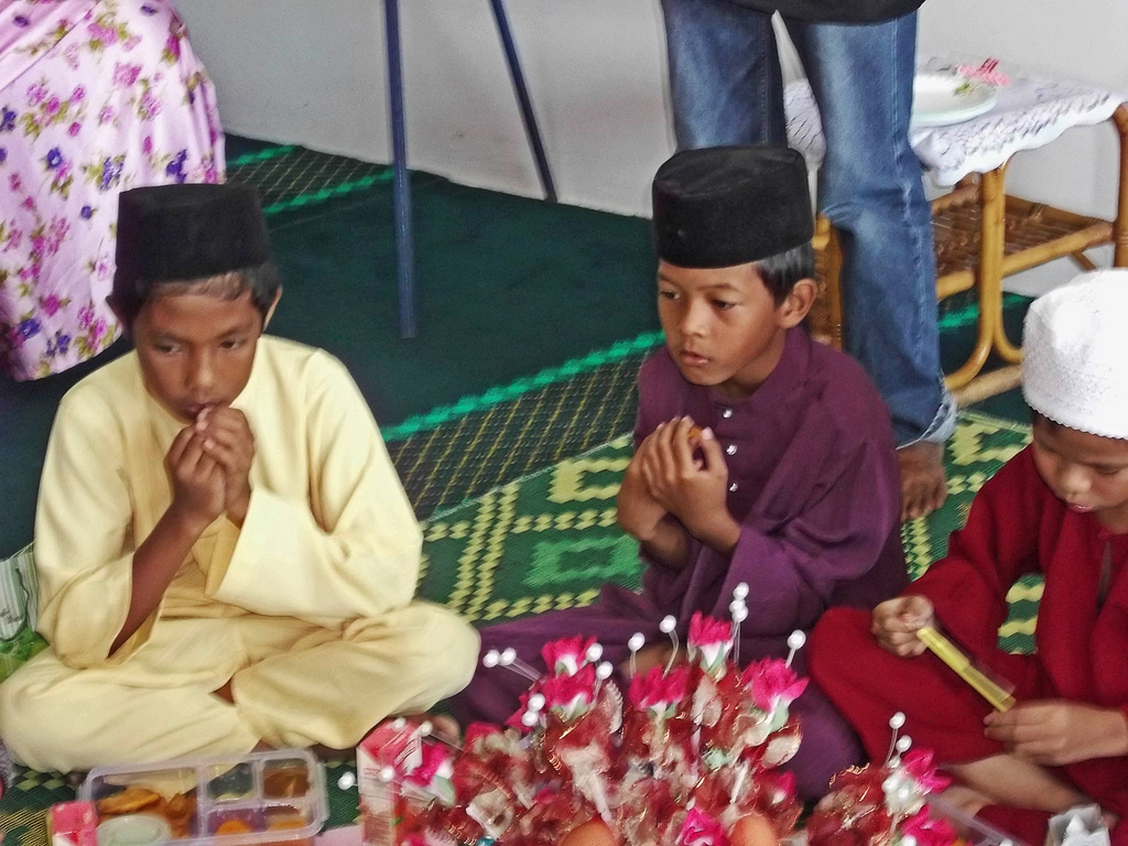 дети молятся