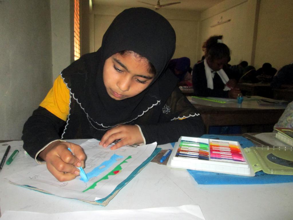 мусульманская девочка за учебой