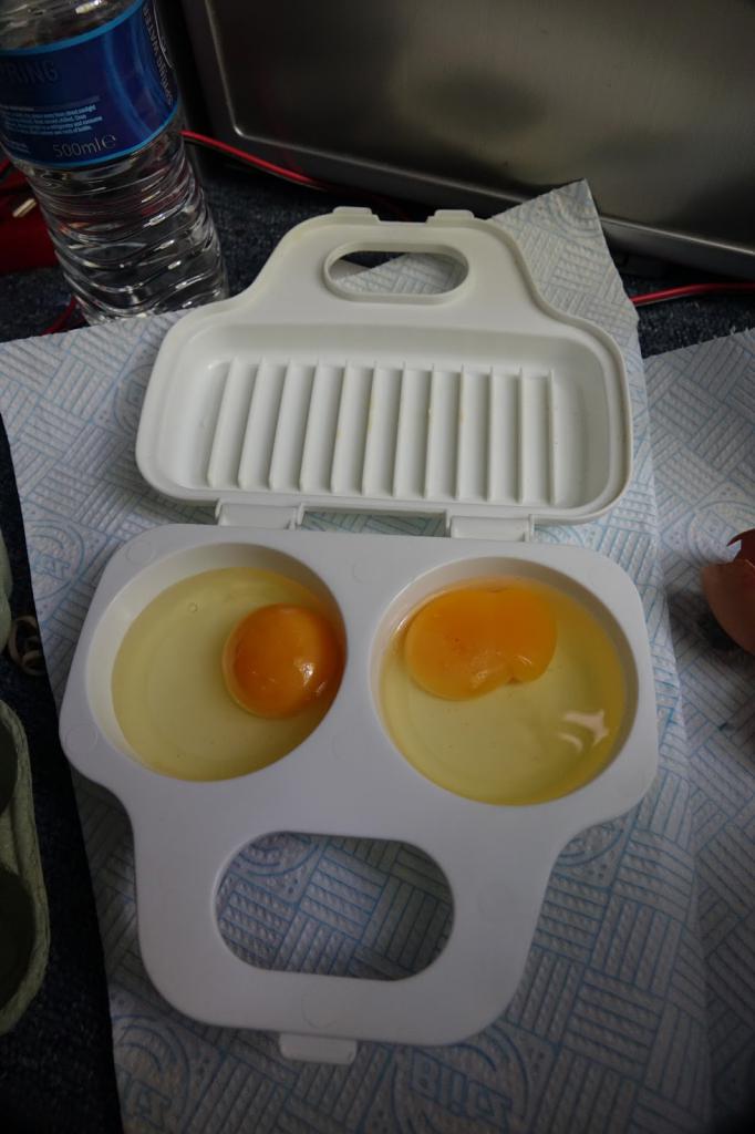 Пластиковая формочка для приготовления яиц в микроволновке