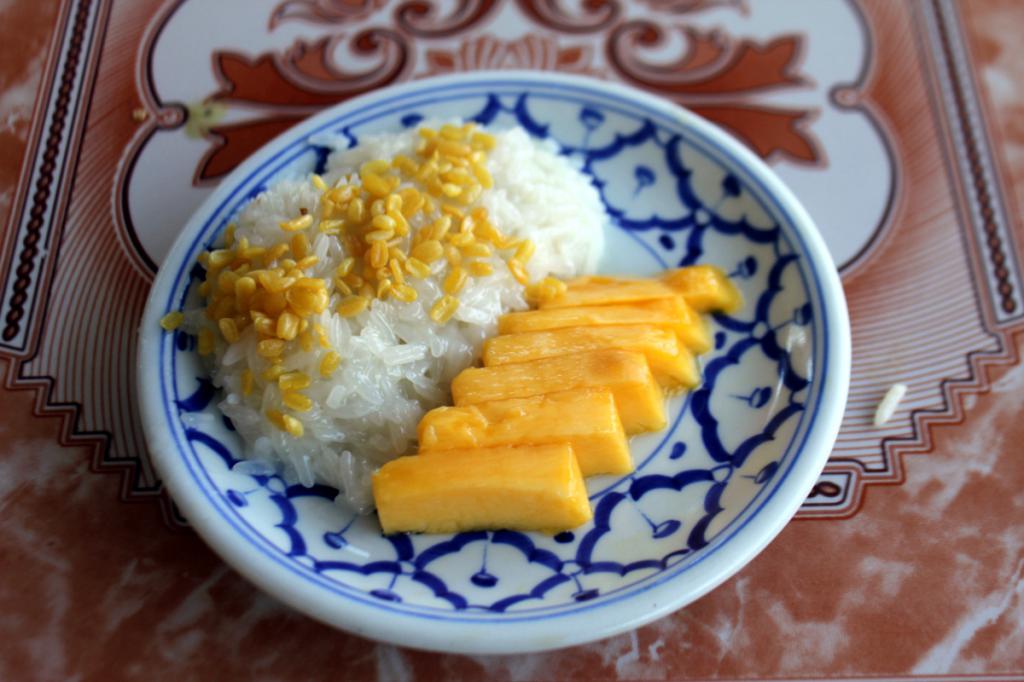 Клейкий рис с манго и кунжутом