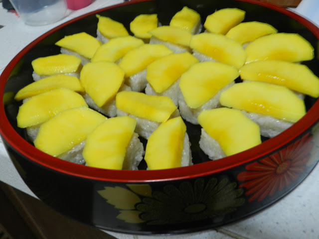 Суши из клейкого риса и манго