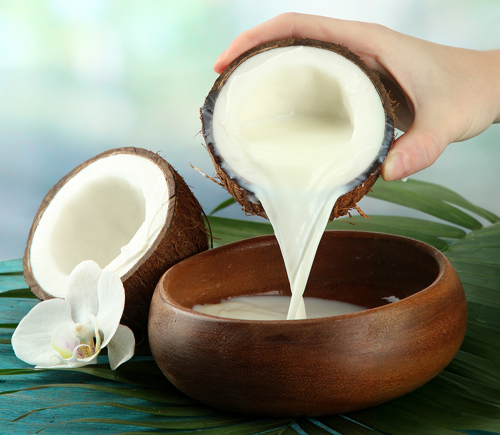 переливание кокосового молока