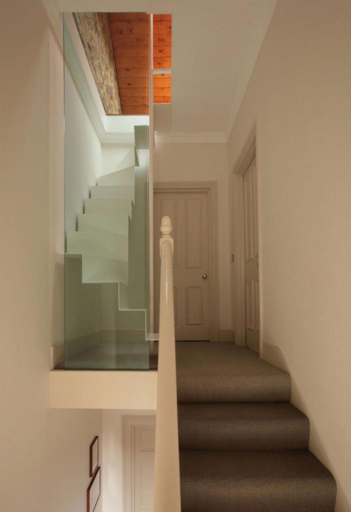 лестница со стеклянным барьером