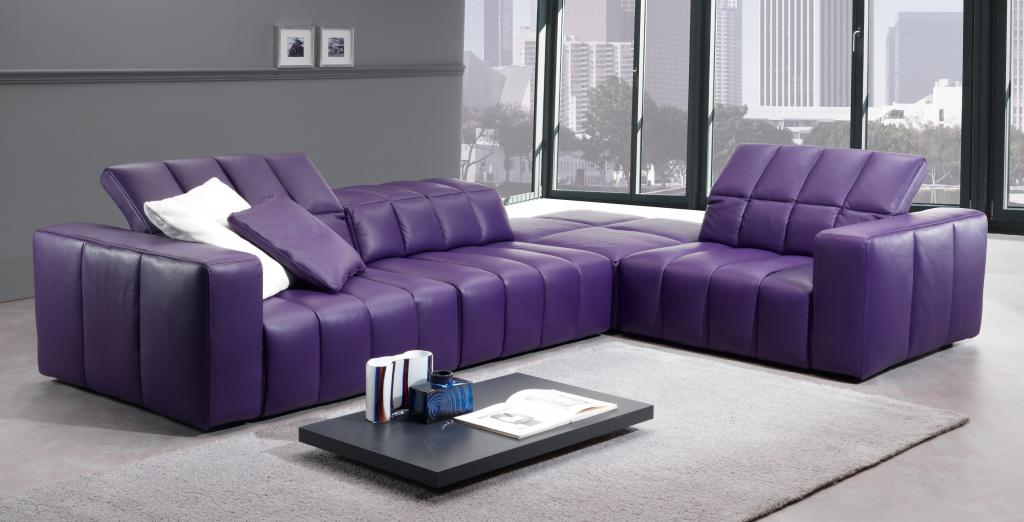 фиолетовый диван в интерьере