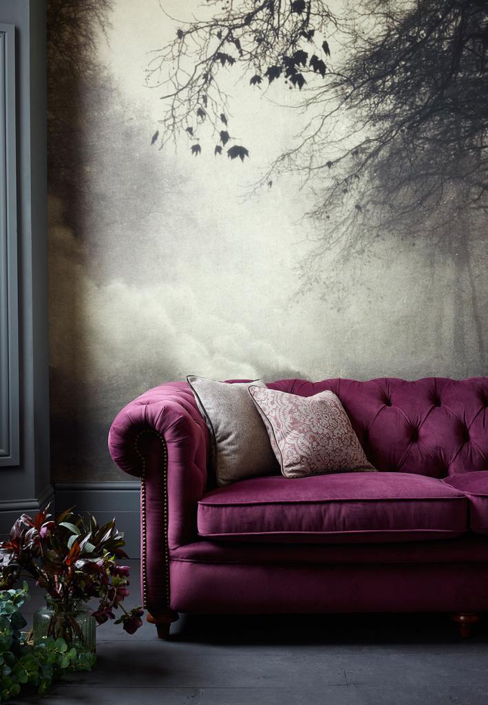 темно фиолетовый диван в интерьере гостиной фото