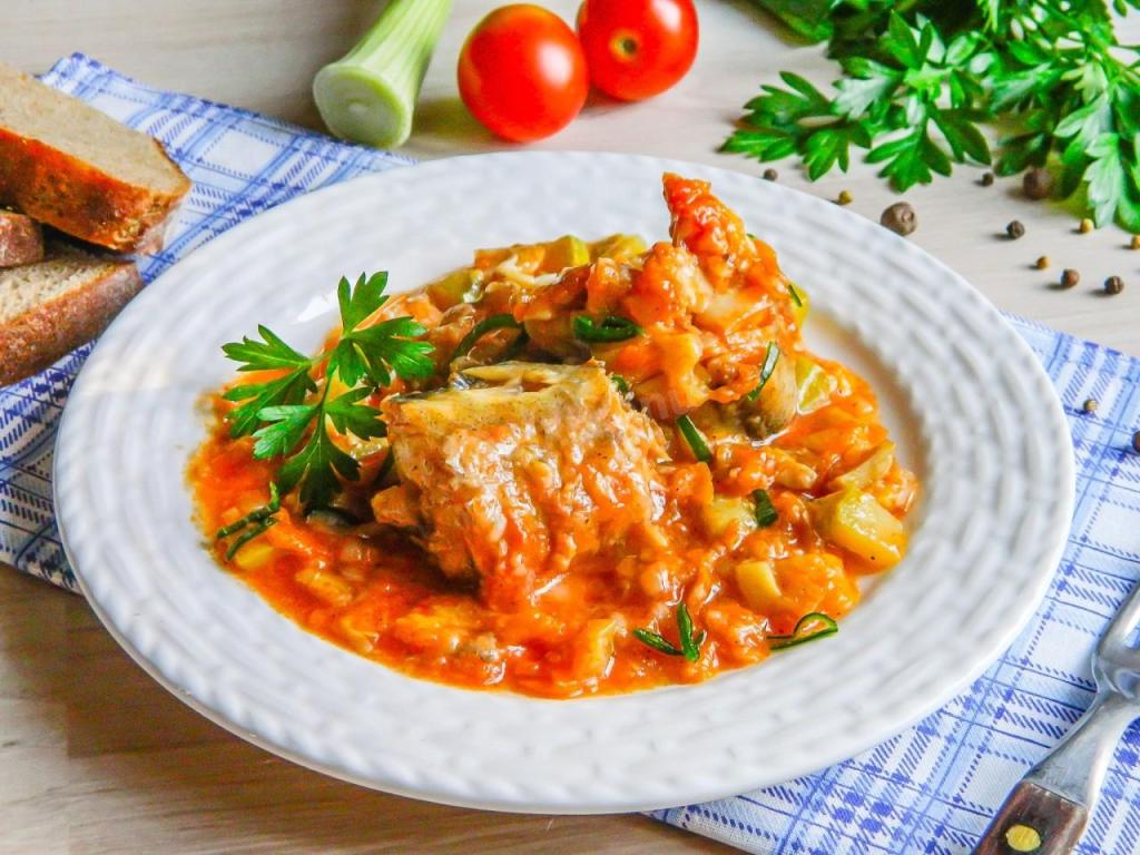 Вкусный минтай со сметаной и овощами на сковороде - простой рецепт обеда