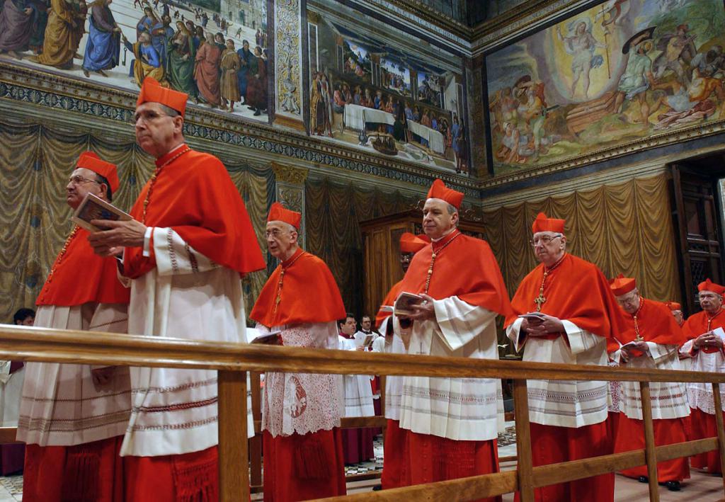 Кардиналы следуют на выборы