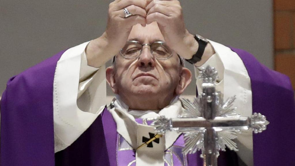 Молящийся Папа Римский