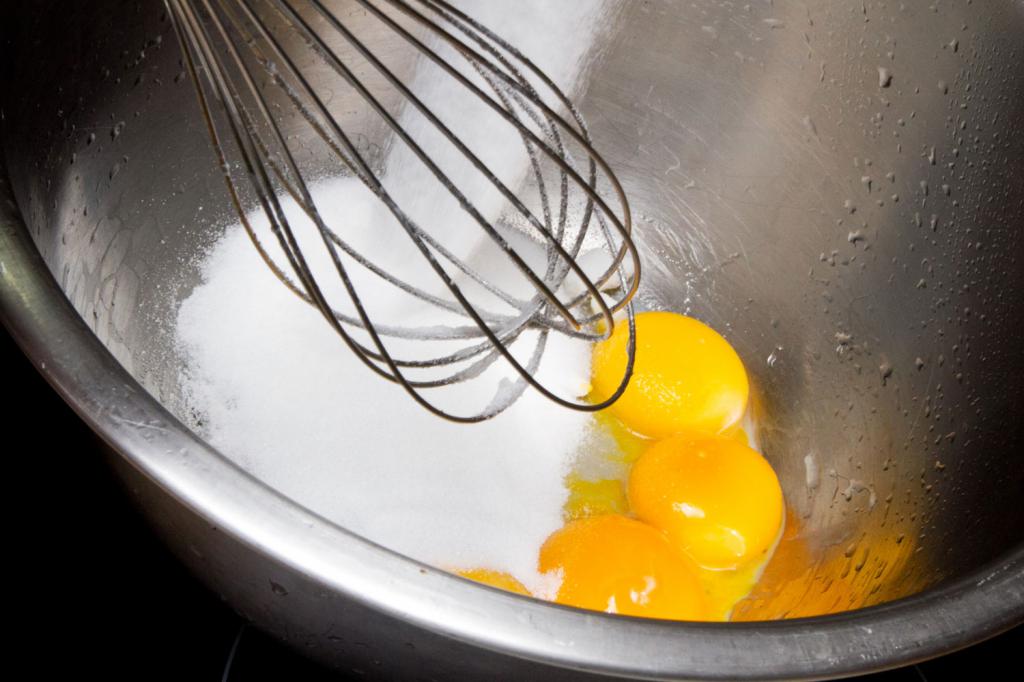 Тесто из сахара и яиц. Взбитые яйца с молоком. Тысячелетние яйца в кастрюле. Как сильно должны Взбиттся яйца.