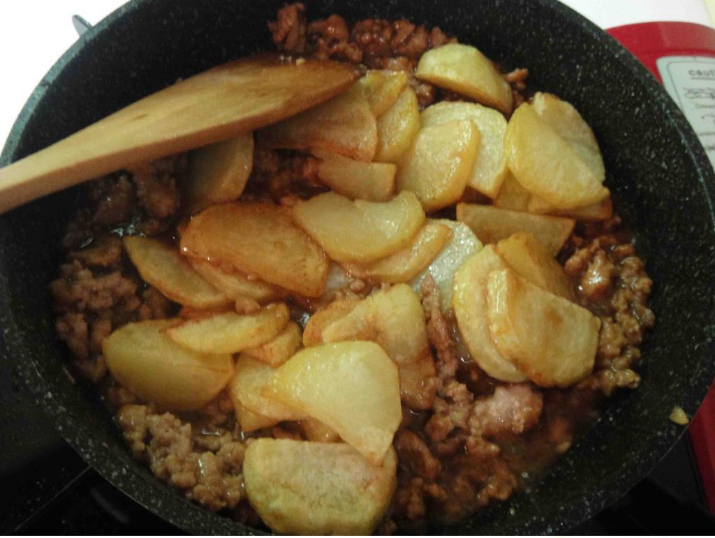 Картошка с фаршем на сковороде
