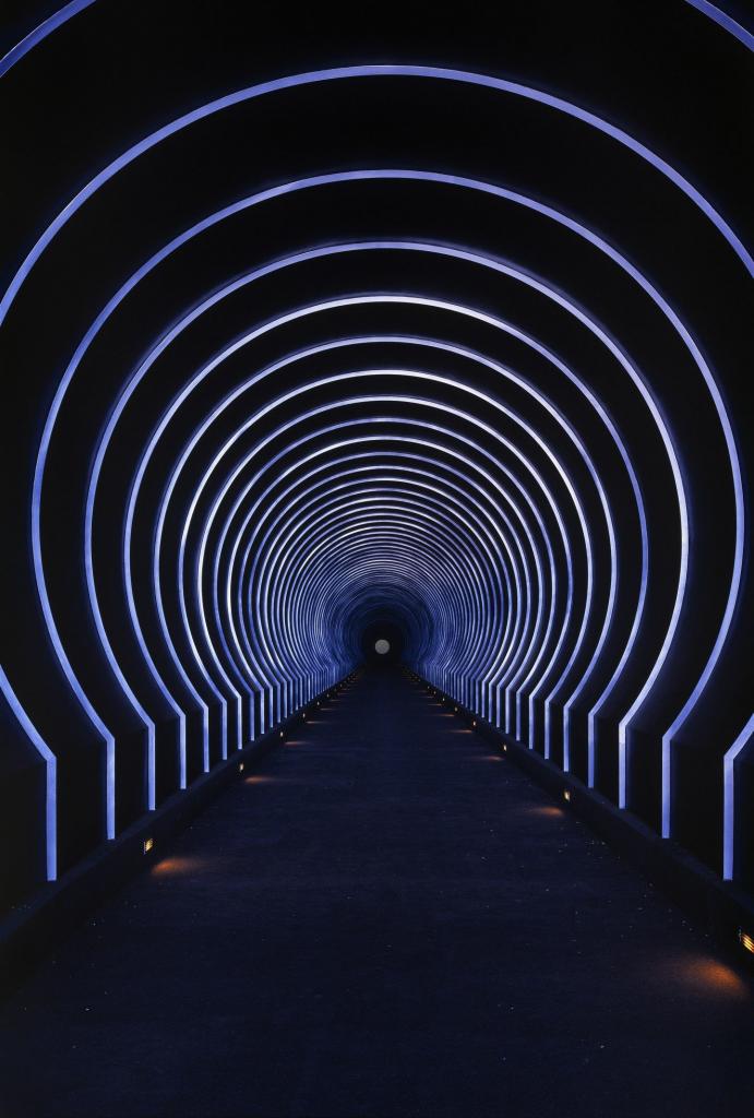 Туннель с голубыми арками