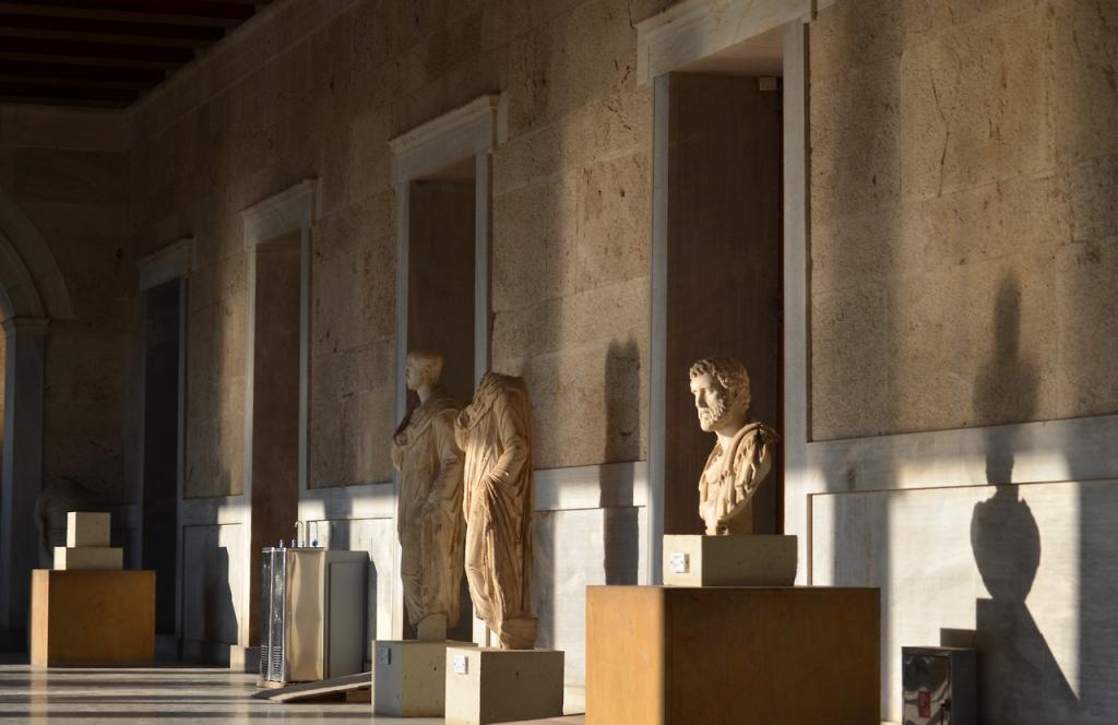 Античные статуи в музее