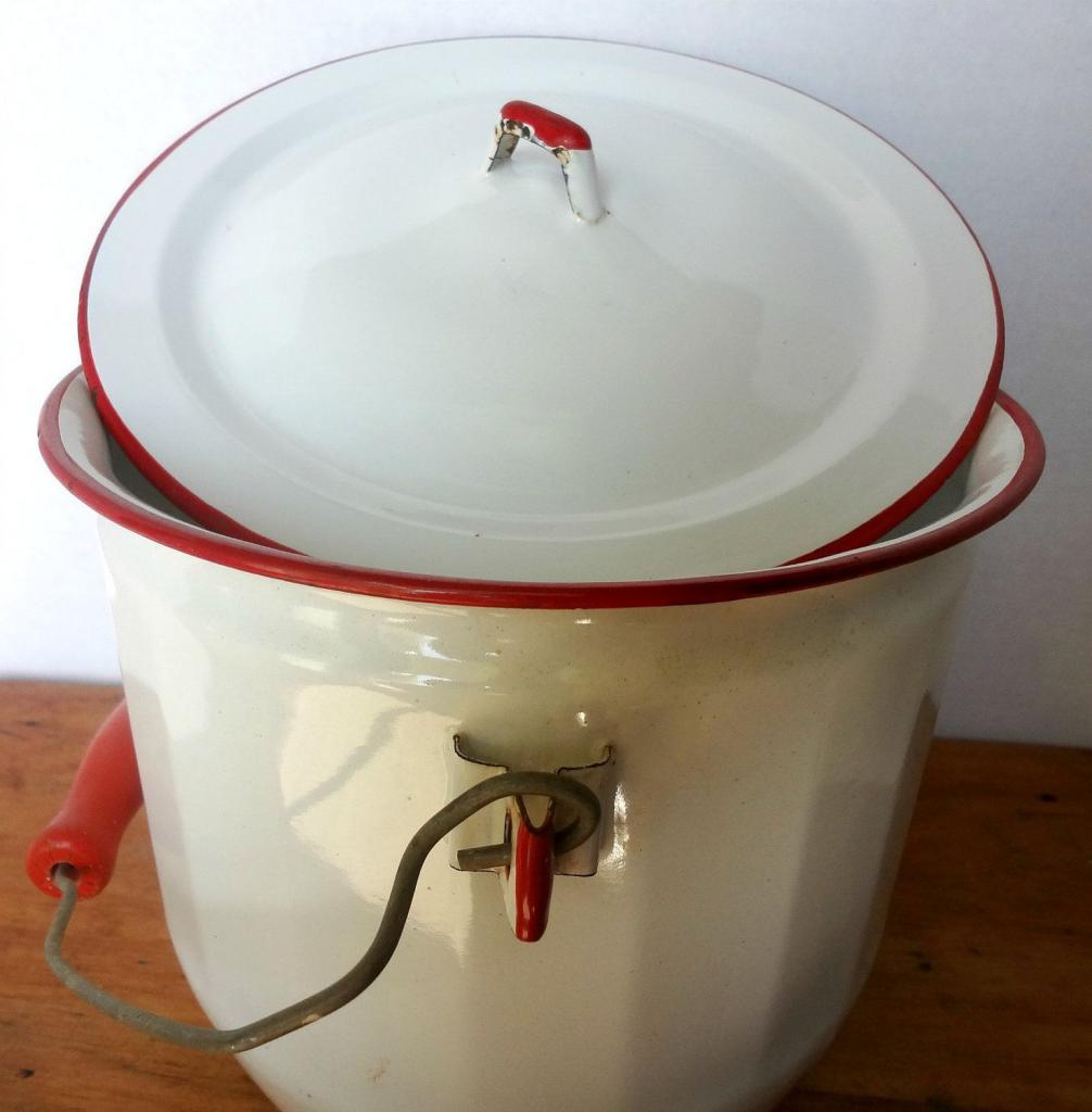 Suitable bucket for sludge