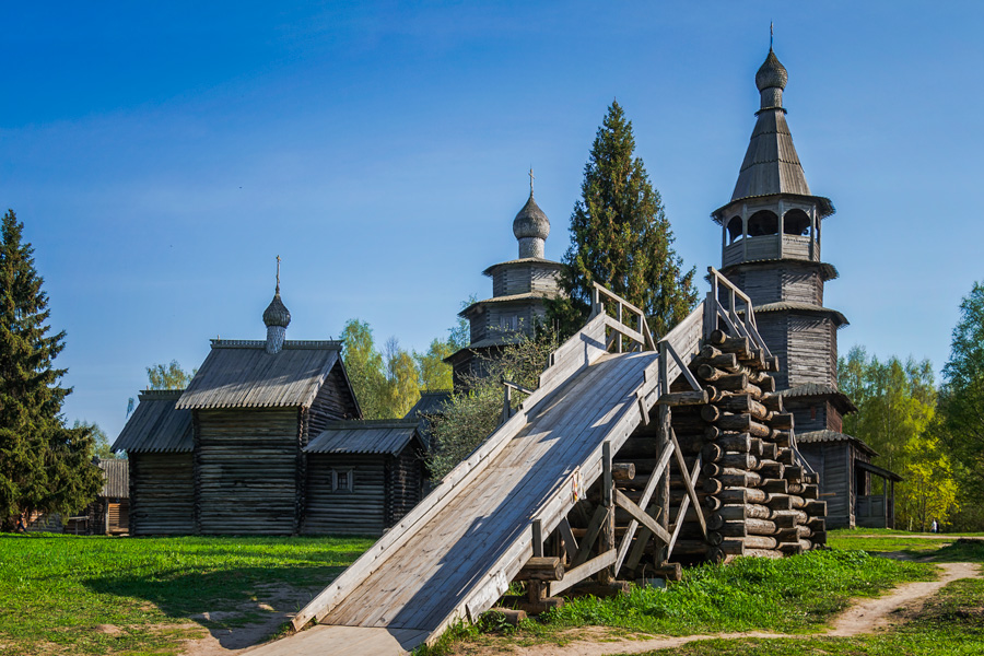 Есть даже горка