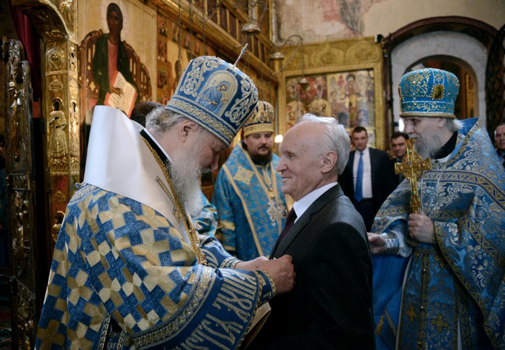 Патриарх Кирилл награждает Осипова