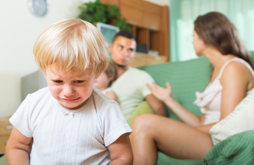 Семья ссорится в присутствии ребенка.