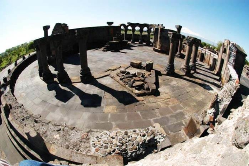 Руины храма Звартноц в Армении