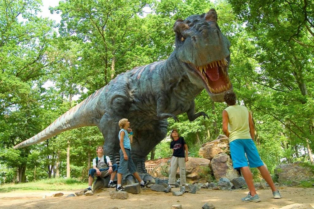Интерактивный динозавр в парке "Сказка"