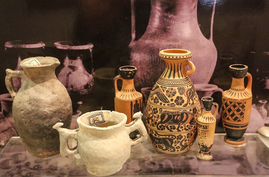 Античная керамика в музее возле Царского кургана