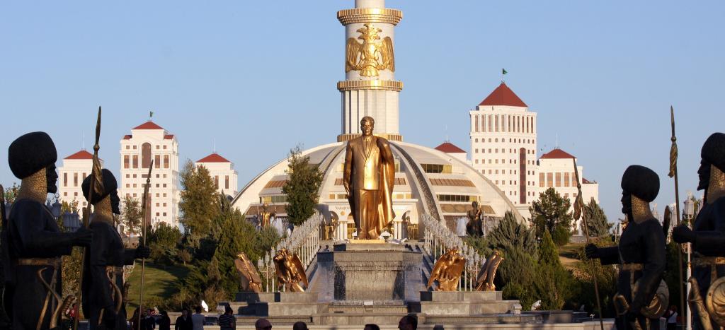 Монумент в столице Туркменистана