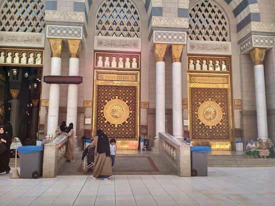 Входы в мечеть