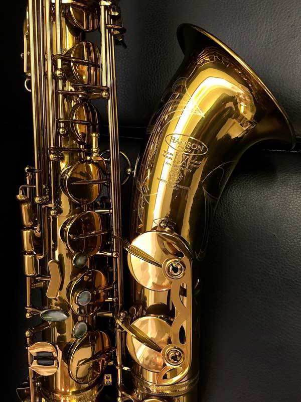 саксофон в вертикальном положении