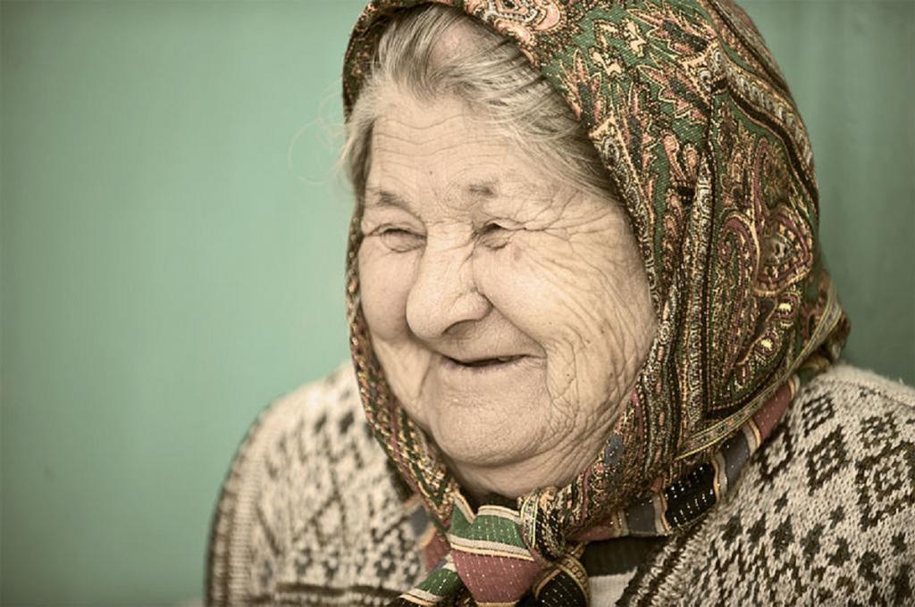 улыбающаяся бабушка