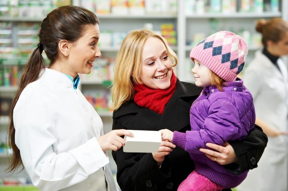Покупка детских витаминов в аптеке