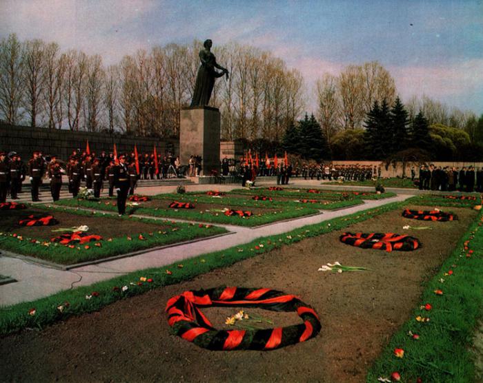 Списки военных на мемориале на Пискаревском