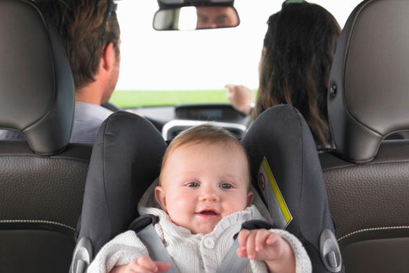 ребенок на переднем сиденье в автомобиль