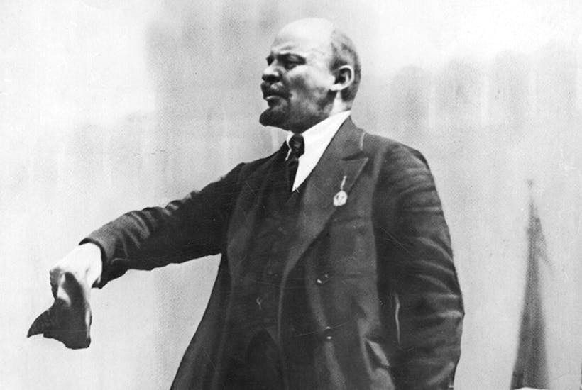Владимир Ленин на трибуне